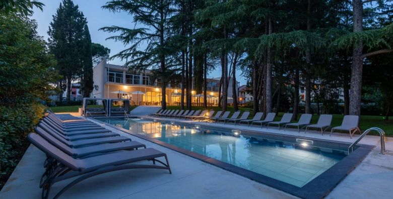 Hotel Emaus  Mediteranski bijeg u srcu Istre Novigrad Istra Hrvatska  259 EUR  2x nocenje u Deluxe sobi s balkonom za 2 osobe 1 dijete do 12 99 godina i 1 dijete do 2 99 godina besplatno  Polupansion buffet dorucak i sluzena vecera 
