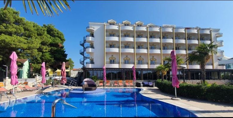 Hotel Miramare Vodice  Obiteljski odmor u Dalmaciji s koristenjem bazena Vodice Dalmacija Hrvatska  229 EUR  2x nocenje u dvokrevetnoj sobi s balkonom pogled park za 2 osobe 1 dijete do 11 99 godina i 1 dijete do 4 99 godina besplatno  Polupansion