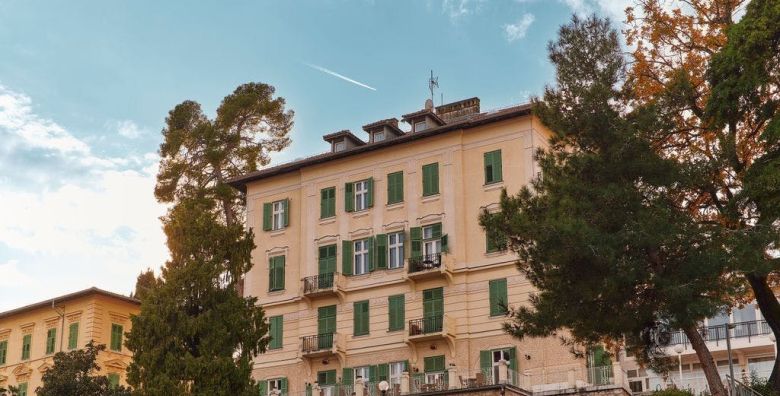 Hotel Lovran  Proljetni odmor u Lovranu tijekom tjedna Lovran Hrvatska  118 EUR  1x nocenje u dvokrevetnoj Standard sobi s pogledom na ulicu za 2 osobe 1 dijete do 6 99 godina besplatno  Buffet dorucak
