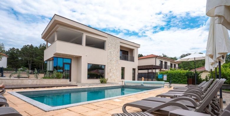 VSG Resort  Proljetni odmor na Krku uz bazen saunu i jacuzzi Klimno Krk Hrvatska  250 EUR  2x nocenje u dvosobnom Deluxe apartmanu s privatnom terasom 4 2 za 4 osobe Koristenje novog unutarnjeg grijanog bazena saune i vanjskog jacuzzija uz prethodnu rezervaciju 