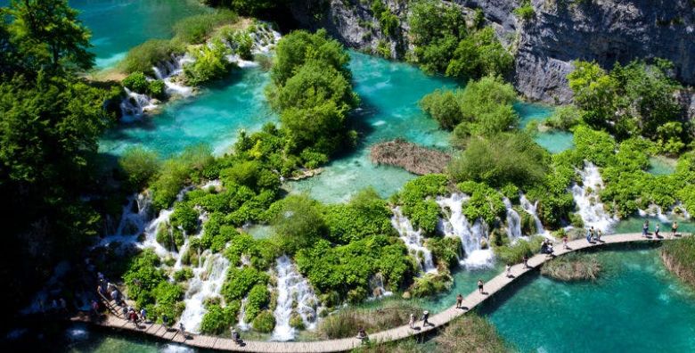 Camping Plitvice  Proljece u prirodi za parove Smoljanac Plitvicka jezera Hrvatska  269 EUR  2x nocenje u Premium mobilnim kucicama za 2 osobe Dorucak od svjezih lokalnih namirnica