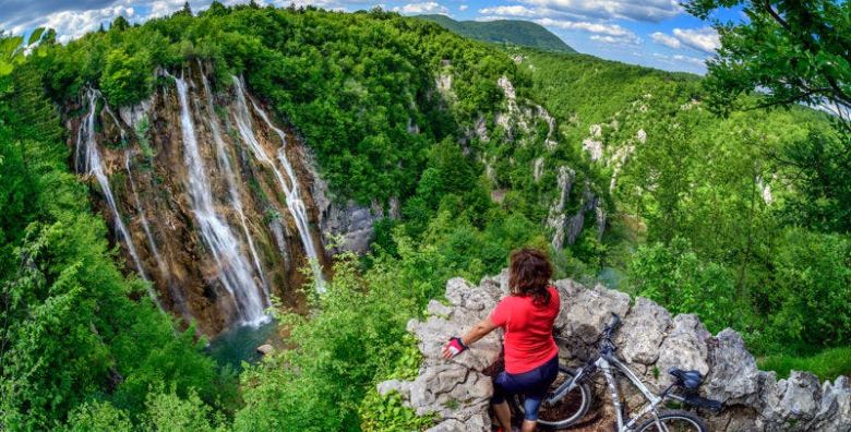 Camping Plitvice  Proljece u prirodi za obitelji Smoljanac Plitvicka jezera Hrvatska  164 EUR  1x nocenje u Premium mobilnim kucicama za 4 osobe Dorucak od svjezih lokalnih namirnica