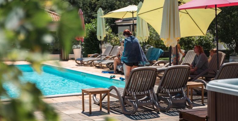 VSG Resort  Proljetni odmor na Krku uz bazen saunu i jacuzzi Klimno Krk Hrvatska  357 EUR  3x nocenje u dvosobnom Deluxe apartmanu s privatnom terasom 4 2 za 4 osobe Koristenje novog unutarnjeg grijanog bazena saune i vanjskog jacuzzija uz prethodnu rezervaciju 