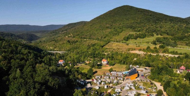 Camping Plitvice  Proljece u prirodi za obitelji Smoljanac Plitvicka jezera Hrvatska  239 EUR  1x nocenje u Premium mobilnim kucicama za 4 osobe Polupansion