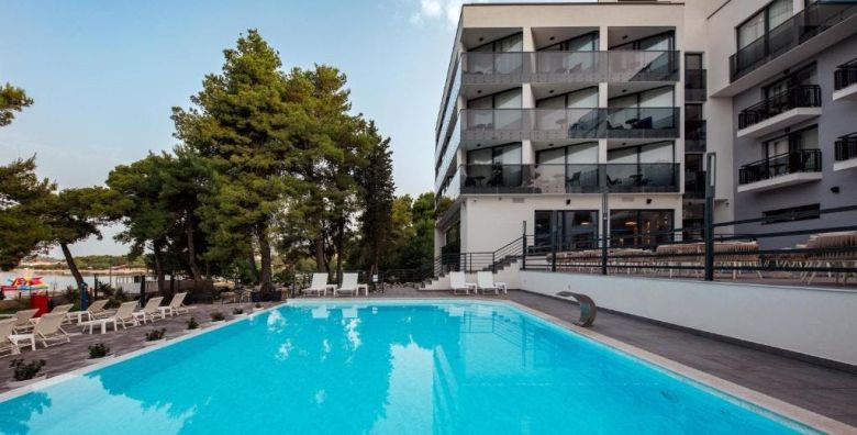 SeeSea Hotel  Obiteljski lipanjski odmor u Vodicama Vodice Dalmacija Hrvatska  552 EUR  3x nocenje u dvokrevetnoj sobi pogled park za 2 osobe 1 dijete do 2 99 godina i 1 dijete do 12 99 godina besplatno  Polupansion