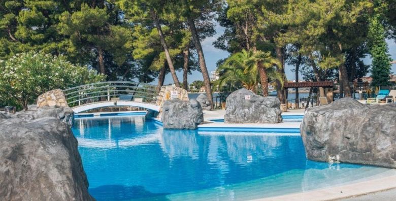 Matilde Beach Resort  Obiteljski proljetni odmor u Vodicama Vodice Dalmacija Hrvatska  329 EUR  2x nocenje u Junior apartmanu pogled park za 2 osobe  2 djece do 13 99 godina besplatno  Dorucak