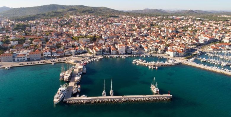 SeeSea Hotel  Obiteljski lipanjski odmor u Vodicama Vodice Dalmacija Hrvatska  1 288 EUR  7x nocenje u dvokrevetnoj sobi pogled park za 2 osobe 1 dijete do 2 99 godina i 1 dijete do 12 99 godina besplatno  Polupansion