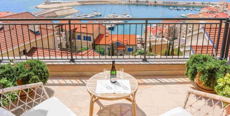 Lustica bay Vacation homes  Obiteljsko vrhunsko ljeto na Lustici s pogledom na more Tivat Crna Gora  255 EUR  2x nocenje u jednosobnom apartmanu Residence Marina pogled na more za 2 osobe 1 dijete do 12 99 godina besplatno  Pristup plazi Chedi