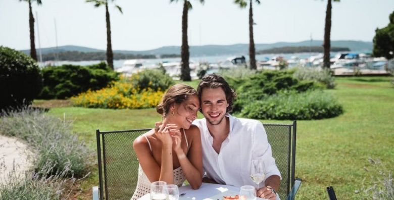 Ilirija Resort  Hotel Adriatic  Romanticno wellness opustanje uz more Biograd na Moru Dalmacija Hrvatska  159 EUR  1x nocenje u dvokrevetnoj Comfort sobi za 2 osobe 1 dijete do 7 godina besplatno  Polupansion