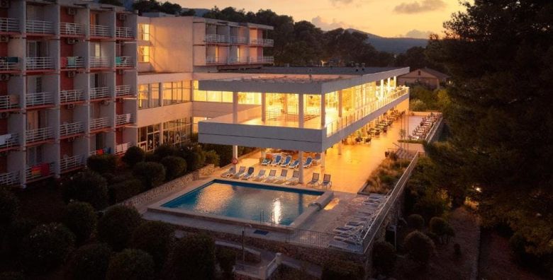 Hotel Hvar  All inclusive pocetak ljeta na Hvaru Jelsa otok Hvar Dalmacija Hrvatska  308 EUR  2x nocenje u Comfort dvokrevetnoj sobi s pomocnim lezajem i balkonom morska strana  za 2 osobe 1 dijete do 11 99 godina i 2 dijete do 2 99 godina besplatno  All Inclusive