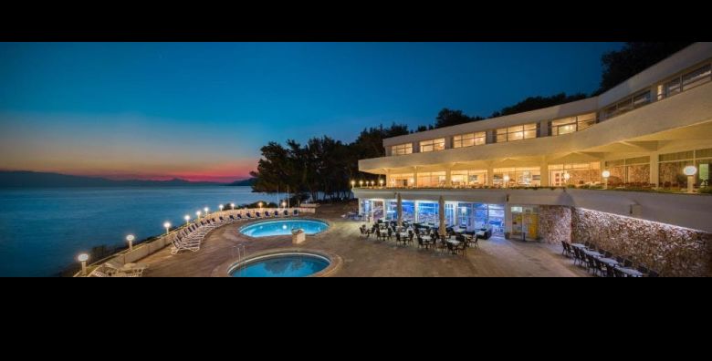 Fontana Resort  Pocetak ljeta na Hvaru Jelsa otok Hvar Dalmacija Hrvatska  315 EUR  3x nocenje u Maestral dvokrevetnoj Classic sobi s klimom balkonom ili terasom okrenute prema moru za 2 osobe Polupansion