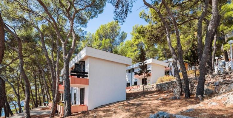 Fontana Resort  Pocetak ljeta na Hvaru u komfornim apartmanima Jelsa otok Hvar Dalmacija Hrvatska  410 EUR  3x nocenje u Comfort Studio apartmanu za 3 osobe Koristenje 2 otvorena bazena s morskom vodom jedan je djecji 