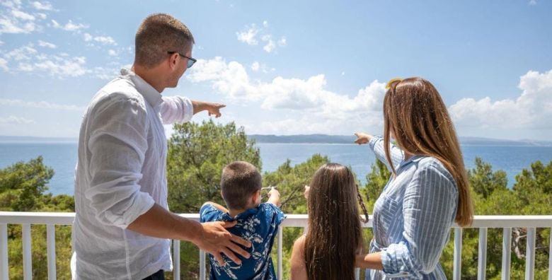 Bluesun Hotel Marina  Obiteljski pozdrav ljetu u Brelima Brela Makarska Dalmacija Hrvatska  440 EUR  2x nocenje u Superior dvokrevetnoj sobi s balkonom morska strana  za 2 osobe 1 dijete do 13 99 godina i 1 dijete do 2 99 godina besplatno  Polupansion