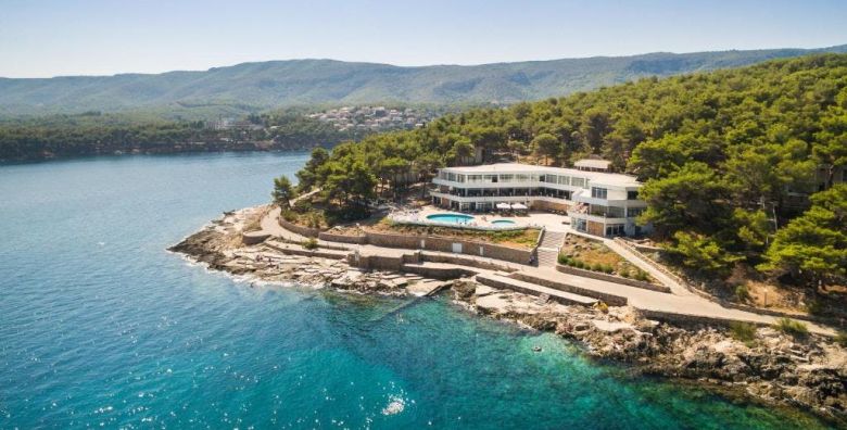 Fontana Resort  Pocetak ljeta na Hvaru u komfornim apartmanima Jelsa otok Hvar Dalmacija Hrvatska  164 EUR  2x nocenje u Comfort Studio apartmanu za 3 osobe Koristenje 2 otvorena bazena s morskom vodom jedan je djecji 