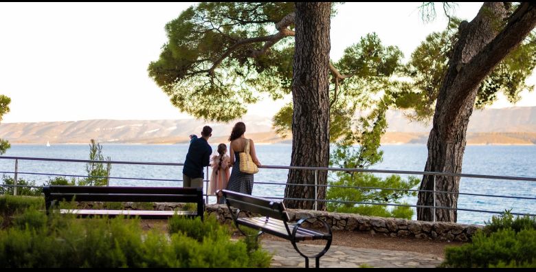 Bluesun Holiday Village Bonaca  Pozdrav ljetu s punim pansionom na Bolu Bol otok Brac Dalmacija Hrvatska  400 EUR  2x nocenje u Superior dvokrevetnoj sobi s balkonom morska strana  za 2 osobe 1 dijete do 9 99 godina i 1 dijete do 2 99 godina besplatno  Puni pansion