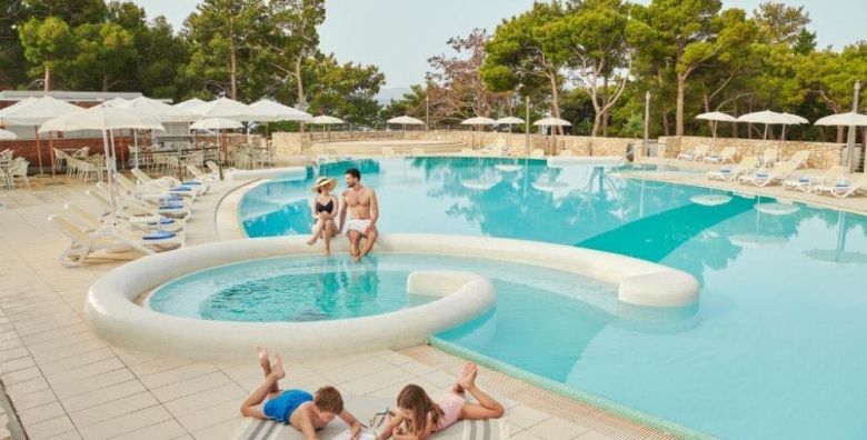 Bluesun Hotel Elaphusa  Obiteljski pozdrav ljetu na Bolu Bol otok Brac Dalmacija Hrvatska  400 EUR  2x nocenje u Superior dvokrevetnoj sobi s balkonom morska strana  za 2 osobe 2 djece do 13 99 godina i 1 dijete do 2 99 godina besplatno  Polupansion buffet dorucak i vecera 