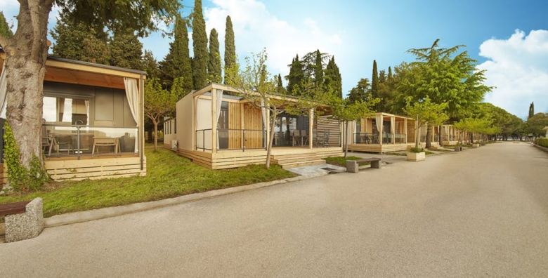 Adria Ankaran  Premium mobilna kucica  Pocetak ljeta uz more Ankaran Slovenija  358 EUR  2x nocenje u Premium mobilnoj kucici za do 6 osoba Koristenje unutarnjeg bazenskog kompleksa s grijanom morskom vodom