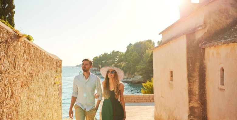 Bluesun Holiday Village Bonaca  Pozdrav ljetu s punim pansionom na Bolu Bol otok Brac Dalmacija Hrvatska  600 EUR  3x nocenje u Superior dvokrevetnoj sobi s balkonom morska strana  za 2 osobe 1 dijete do 9 99 godina i 1 dijete do 2 99 godina besplatno  Puni pansion
