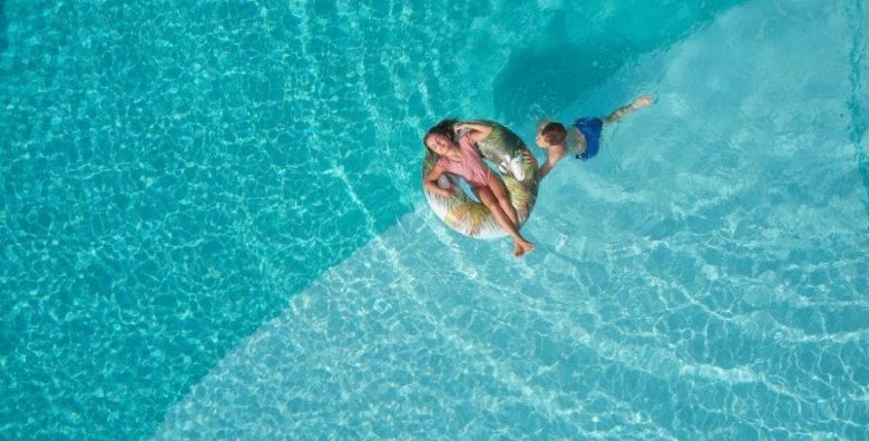 Bluesun Hotel Elaphusa  Obiteljski pozdrav ljetu na Bolu Bol otok Brac Dalmacija Hrvatska  600 EUR  3x nocenje u Superior dvokrevetnoj sobi s balkonom morska strana  za 2 osobe 2 djece do 13 99 godina i 1 dijete do 2 99 godina besplatno  Polupansion buffet dorucak i vecera 