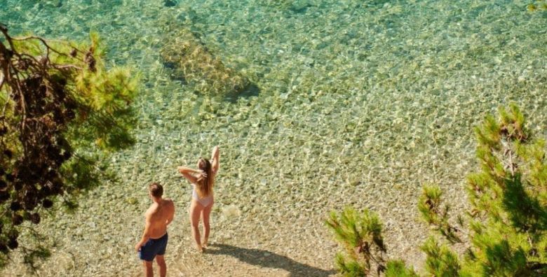Bluesun Hotel Elaphusa  Pozdrav ljetu za parove na Bolu Bol otok Brac Dalmacija Hrvatska  450 EUR  3x nocenje u Standard dvokrevetnoj sobi s balkonom strana park za 2 osobe Polupansion buffet dorucak i vecera 