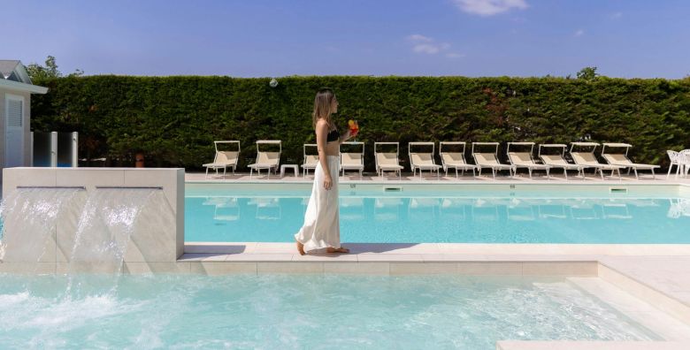 Hotel Capitol  All inclusive lipanjski odmor na obali Riminija San Mauro A Mare Italija  564 EUR  3x nocenje u dvokrevetnoj sobi s balkonom za 2 osobe All inclusive u hotelskom restoranu