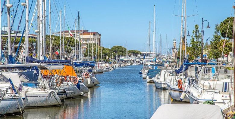 Hotel Levante  All inclusive light ljeto tik uz plazu Bellaria Igea Marina Italija  1 456 EUR  7x nocenje u dvokrevetnoj sobi s balkonom za 2 osobe All inclusive light u hotelskom restoranu