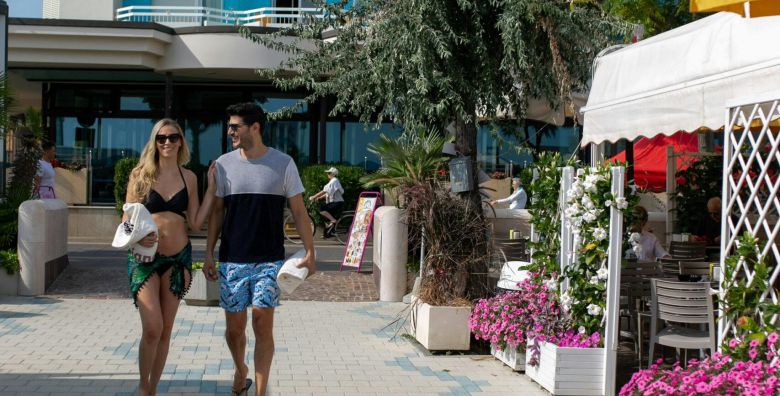 Hotel Levante  All inclusive light kraj ljeta tik uz plazu Bellaria Igea Marina Italija  522 EUR  3x nocenje u dvokrevetnoj sobi s balkonom za 2 osobe All inclusive light u hotelskom restoranu