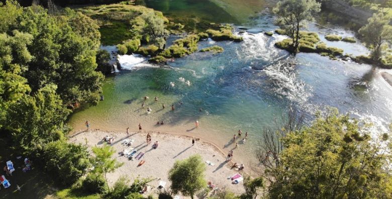 Apartmani Oeneus  Odmor u blizini rijeke Une i Japodskih otoka uz cari netaknute prirode Bihac Bosna i Hercegovina  203 EUR  2x nocenje u apartmanu za 2 osobe 4 djece besplatno  Besplatan Wi Fi