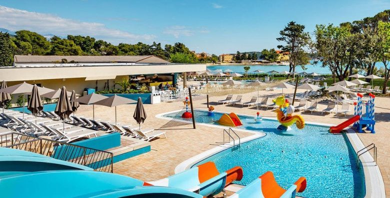Valamar Camping Padova  Last minute obiteljski odmor na Rabu Banjol Rab Hrvatska  173 EUR  2x nocenje u Padova Home za do 6 osoba 4 odrasle osobe i 2 djece do 12 godina  Koristenje bazena za odrasle i djecu