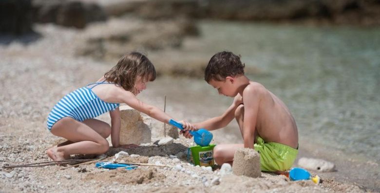 Valamar Sanfior Hotel  Vrhunsko obiteljsko ljeto u Rapcu Rabac Istra Hrvatska  571 EUR  2x nocenje u sobi „Junior Suite“ za 2 osobe 2 djece do 11 99 godina besplatno  Polupansion s ukljucenim bezalkoholnim negaziranim picima iz sankomata tijekom obroka
