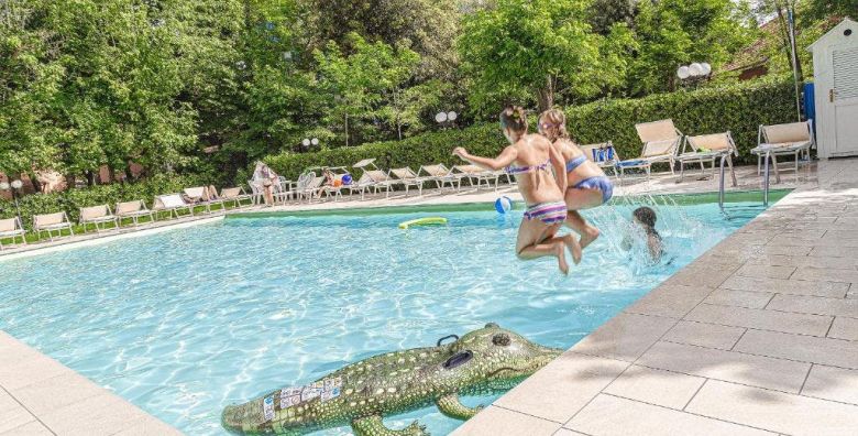 Hotel Royal Inn  Savrseni all inclusive light odmor odmah pored plaze San Mauro A Mare Italija  420 EUR  3x nocenje u dvokrevetnoj sobi s balkonom ovisno o raspolozivosti za 2 osobe All inclusive light u hotelskom restoranu