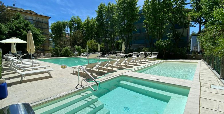 Hotel Royal Inn  Savrseni all inclusive light odmor odmah pored plaze San Mauro A Mare Italija  450 EUR  3x nocenje u dvokrevetnoj sobi s balkonom ovisno o raspolozivosti za 2 osobe All inclusive light u hotelskom restoranu