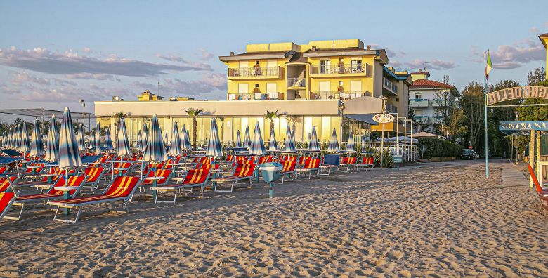 Hotel Royal Inn  Savrseno all inclusive light ljeto odmah pored plaze San Mauro A Mare Italija  1 134 EUR  7x nocenje u dvokrevetnoj sobi s balkonom ovisno o raspolozivosti za 2 osobe All inclusive light u hotelskom restoranu