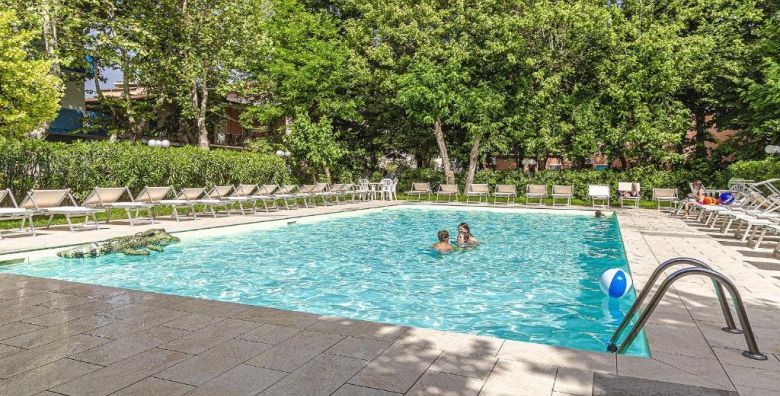 Hotel Royal Inn  Savrseno all inclusive light ljeto odmah pored plaze San Mauro A Mare Italija  1 428 EUR  7x nocenje u dvokrevetnoj sobi s balkonom ovisno o raspolozivosti za 2 osobe All inclusive light u hotelskom restoranu