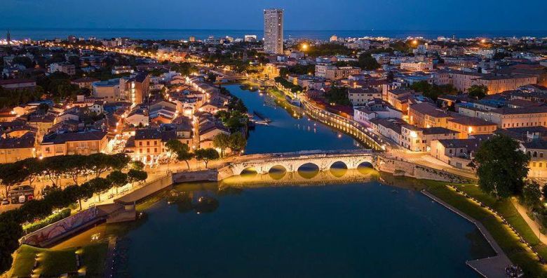 Hotel Royal Inn  Savrsen all inclusive light kraj ljeta odmah pored plaze San Mauro A Mare Italija  414 EUR  3x nocenje u dvokrevetnoj sobi s balkonom ovisno o raspolozivosti za 2 osobe All inclusive light u hotelskom restoranu