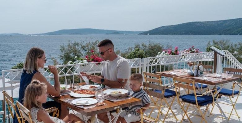 Amadria Park Camp Trogir  Pozdrav ljetu u predivnom Trogiru Seget Vranjica Trogir Hrvatska  316 EUR  2x nocenje u Standard mobilnoj kucici za do 6 osoba 4 odrasle osobe i 2 djece do 11 99 godina besplatno  Pice dobrodoslice prilikom prijave