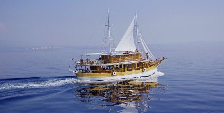 8 dnevno krstarenje sjevernim Jadranom  Polazak iz Rijeke Rijeka Hrvatska  549 EUR  8 dnevno krstarenje brodom po ruti R1: Rijeka  otok Krk  otok Rab  Zadar  Nacionalni park Kornati  zadarski arhipelag  otok Losinj  otok Cres  Rijeka 7x nocenje u dvokrevetnoj kabini klima  kupaonica na brodu Comfort Plus kategorije  Sveti Vid Kazimir ili Planka za 1 osobu
