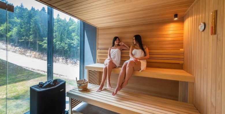 Hotel Nomad  Wellness oaza na Bjelasnici  Bjelasnica Sarajevo Bosna i Hercegovina  32 50 EUR  Cjelodnevno koristenje SPA centra bazen tri vrste sauna: turska finska i bio  samo za odrasle fitness  samo za odrasle relax zona i Kneipp klupa za 1 osobu Parcijalna masaza u trajanju od 30 minuta