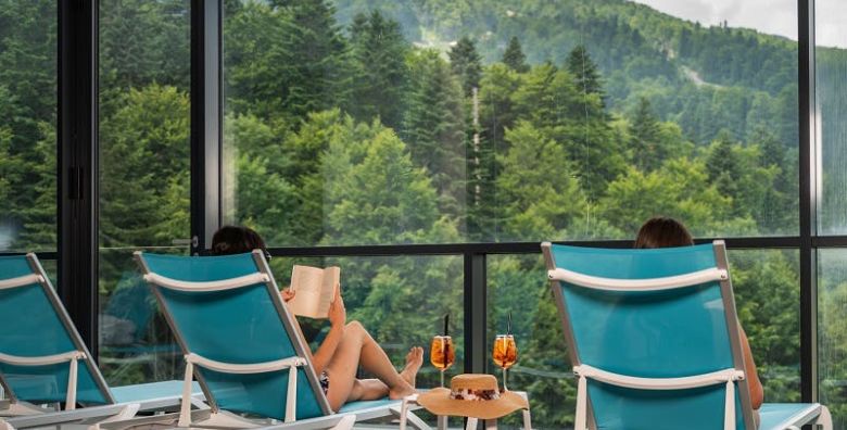 Hotel Nomad  Obiteljska wellness oaza na Bjelasnici  Bjelasnica Sarajevo Bosna i Hercegovina  53 EUR  Ulaz u SPA centar bazen tri vrste sauna: turska finska i bio  samo za odrasle fitness  samo za odrasle relax zona i Kneipp klupa u trajanju od 2 sata za 2 odrasle osobe i 2 djece Koristenje bazena za djecu