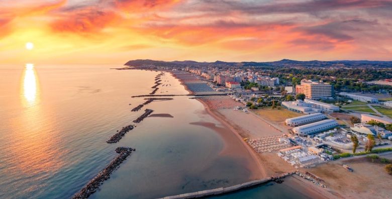 Hotel President  All inclusive light odmor uz plazu Bellaria Igea Marina Italija  1 078 EUR  7x nocenje u dvokrevetnoj sobi s balkonom ili bez balkona za 2 osobe All inclusive light u hotelskom restoranu