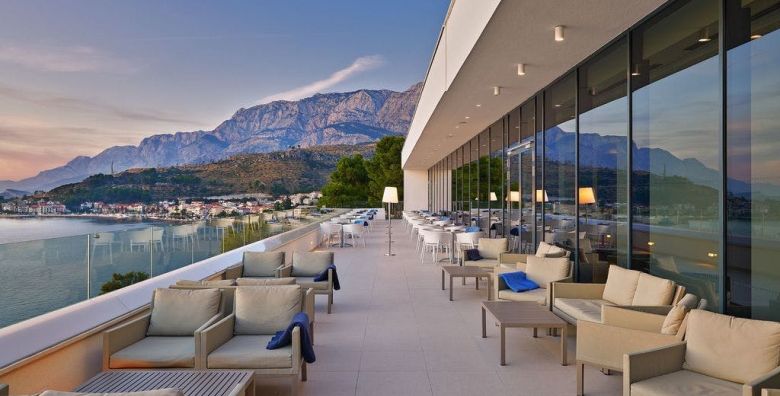 Medora Auri Family Beach Resort  Vrhunski odmor s grijanim vanjskim bazenom krajem svibnja  Comfort rezidencija Podgora Makarska rivijera Dalmacija Hrvatska  329 EUR  2x nocenje u Comfort dvokrevetnoj sobi hotelske rezidencije za 2 osobe 1 dijete do 8 99 godina besplatno  Polupansion