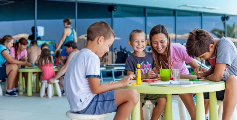 Medora Auri Family Beach Resort  Svibanjski obiteljski odmor s grijanim vanjskim bazenom Podgora Makarska rivijera Dalmacija Hrvatska  565 EUR  2x nocenje u Superior obiteljskoj sobi hotelske rezidencije djelomican pogled more za 2 osobe 2 djece do 17 99 godina besplatno  Polupansion