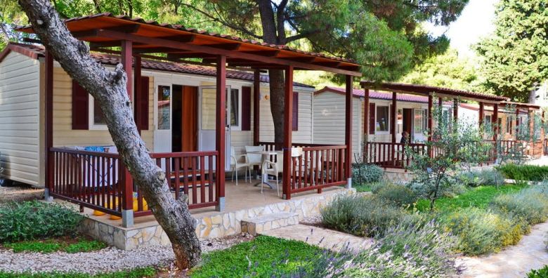 Kamp Rozac  Comfort kucica  Pozdrav ljetu u Trogiru Okrug Gornji Trogir Dalmacija Hrvatska  700 EUR  7x nocenje u mobilnoj kucici Comfort za 4 osobe 1 dijete do 11 99 godina besplatno  Koristenje posteljnine i rucnika