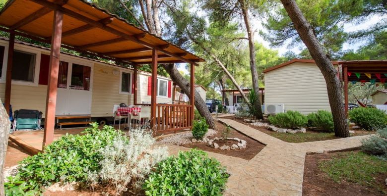 Kamp Rozac  Comfort kucica  Pozdrav ljetu u Trogiru Okrug Gornji Trogir Dalmacija Hrvatska  400 EUR  4x nocenje u mobilnoj kucici Comfort za 4 osobe 1 dijete do 11 99 godina besplatno  Koristenje posteljnine i rucnika