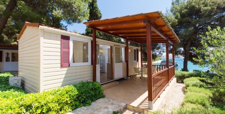 Kamp Rozac  Comfort kucica  Pozdrav ljetu u Trogiru Okrug Gornji Trogir Dalmacija Hrvatska  500 EUR  4x nocenje u mobilnoj kucici Comfort za 4 osobe 1 dijete do 11 99 godina besplatno  Koristenje posteljnine i rucnika