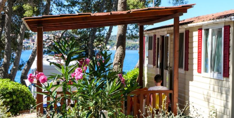 Kamp Rozac  Comfort kucica  Pozdrav ljetu u Trogiru Okrug Gornji Trogir Dalmacija Hrvatska  875 EUR  7x nocenje u mobilnoj kucici Comfort za 4 osobe 1 dijete do 11 99 godina besplatno  Koristenje posteljnine i rucnika
