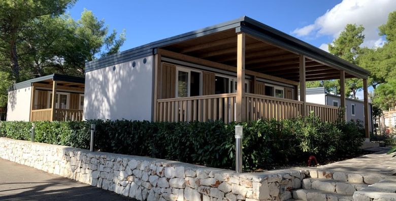 Kamp Rozac  Premium kucica  Pozdrav ljetu u Trogiru Okrug Gornji Trogir Dalmacija Hrvatska  540 EUR  4x nocenje u mobilnoj kucici Premium za 4 osobe 1 dijete do 11 99 godina besplatno  Koristenje posteljnine i rucnika