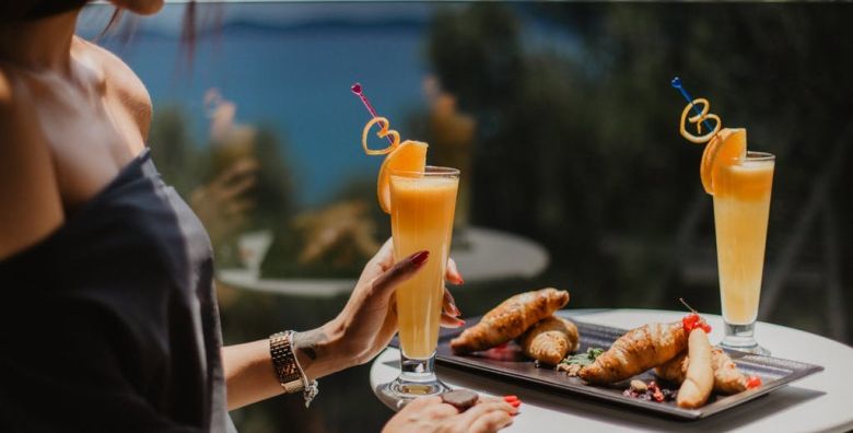 Hotel Villa Arausana  Antonina ili Villa Arausa  Taste  relax all inclusive light paket Vodice Dalmacija Hrvatska  329 EUR  2x nocenje u Classic dvokrevetnoj sobi s balkonom na morskoj strani za 2 osobe 1 dijete do 11 99 godina i 1 dijete do 4 99 godina besplatno  All inclusive light