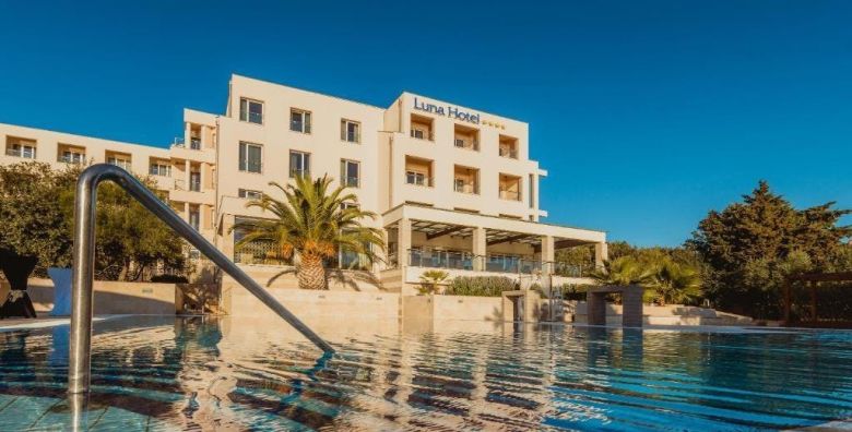 La Luna Island Hotel  All inclusive odmor za velike obitelji na Pagu s ukljucenom masazom  Posebna akcija Lun otok Pag Hrvatska  399 EUR  2x nocenje u Standard obiteljskoj sobi pogled park za 2 osobe 2 djece do 11 99 godina i 1 dijete do 4 99 godina besplatno  All inclusive