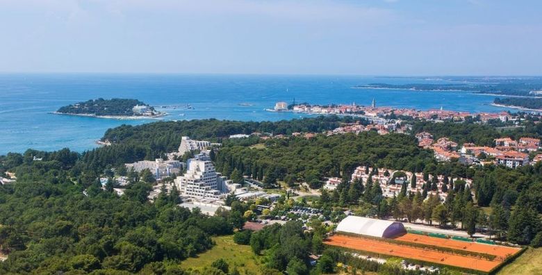 Valamar Diamant Hotel  Obiteljski ljetni odmor u Porecu Porec Istra Hrvatska  2 141 EUR  7x nocenje u sobi Room 2 1  za 2 osobe 1 dijete do 13 99 godina besplatno  Polupansion s ukljucenim bezalkoholnim negaziranim picima iz sankomata tijekom obroka